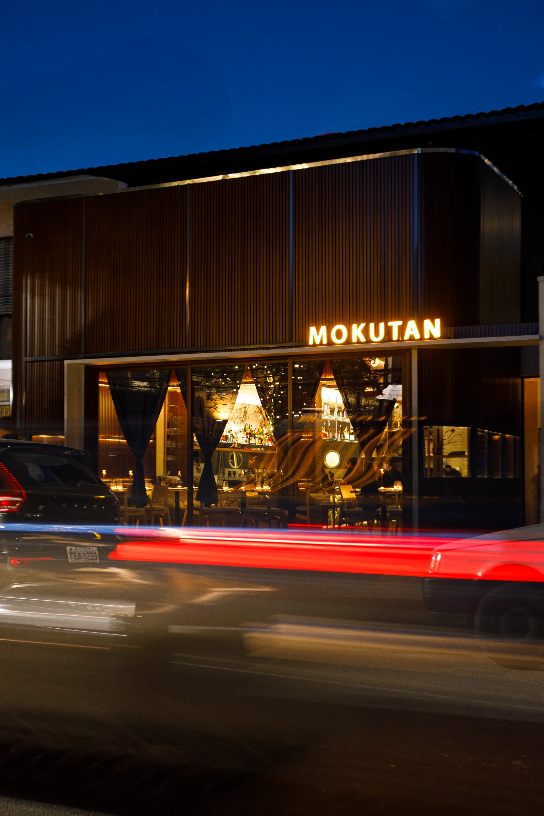 Fachada Mokutan à noite